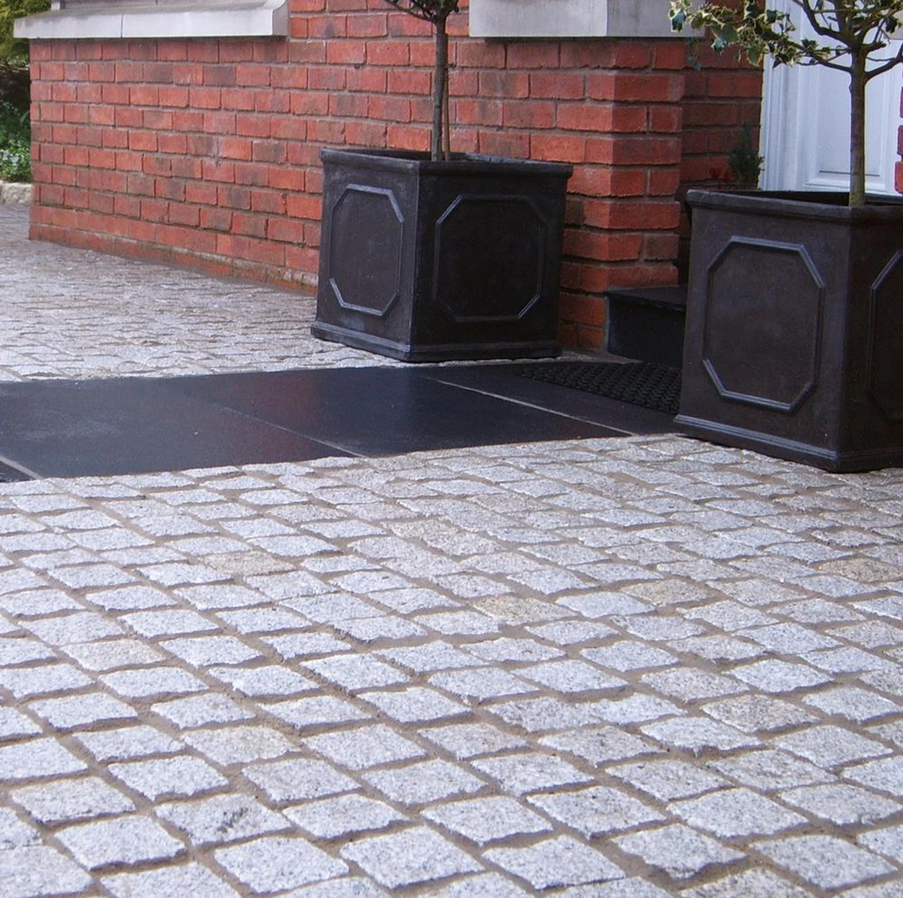 Talasey Cobblestone Silver Setts Granite Cobble Paving 100 X 100 X 100mm (5-6m2) 2 Talasey Cobblestone Silver Setts Granite Cobble Paving 100 X 100 X 100mm (5-6m2) - Image 2