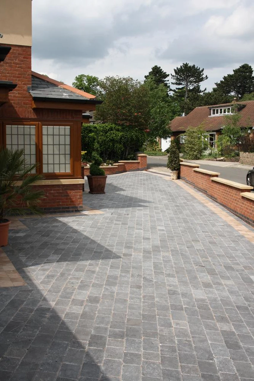 Talasey Midnight Blue NSBP Limestone Block Paving 250 X 150mm (8.4m2) 2 Talasey Midnight Blue NSBP Limestone Block Paving 250 X 150mm (8.4m2) - Image 2