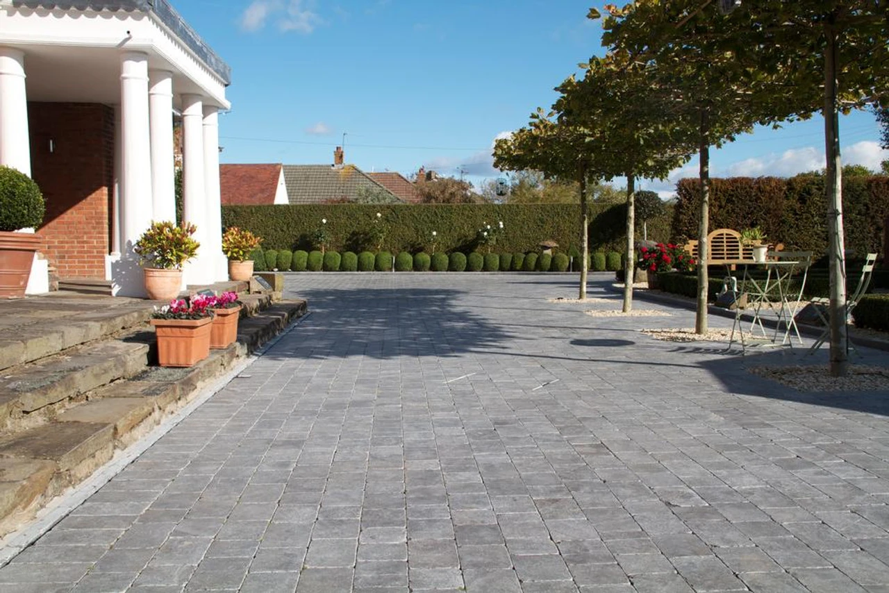 Talasey Midnight Blue NSBP Limestone Block Paving 250 X 150mm (8.4m2) 3 Talasey Midnight Blue NSBP Limestone Block Paving 250 X 150mm (8.4m2) - Image 3