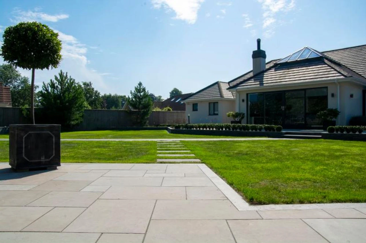 Stonemarket Avenu Smooth Driveway Concrete Block Paving Grey 240 X 160 X 50mm (KP3301220) 2 Stonemarket Avenu Smooth Driveway Concrete Block Paving Grey 240 X 160 X 50mm (KP3301220) - Image 2